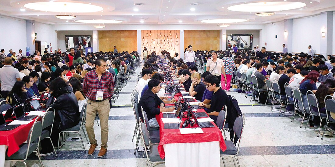 Postulantes a una licenciatura, ayer, al realizar su prueba.