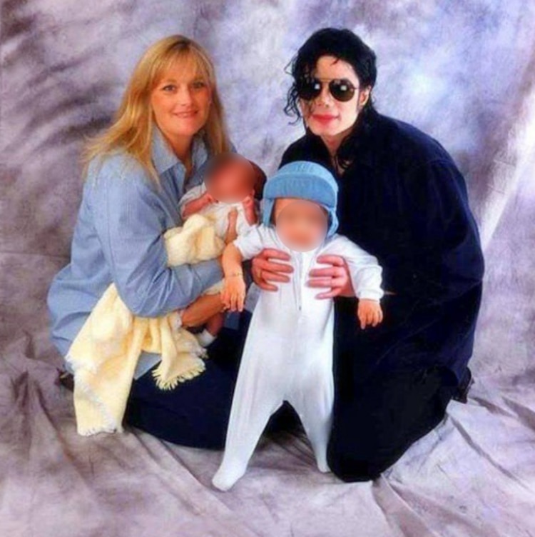 Debbie Rowe y Michael Jackson con sus hijos