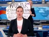 VIDEO: Mujer irrumpe en foro de canal ruso para protestar contra la guerra y cortan la señal