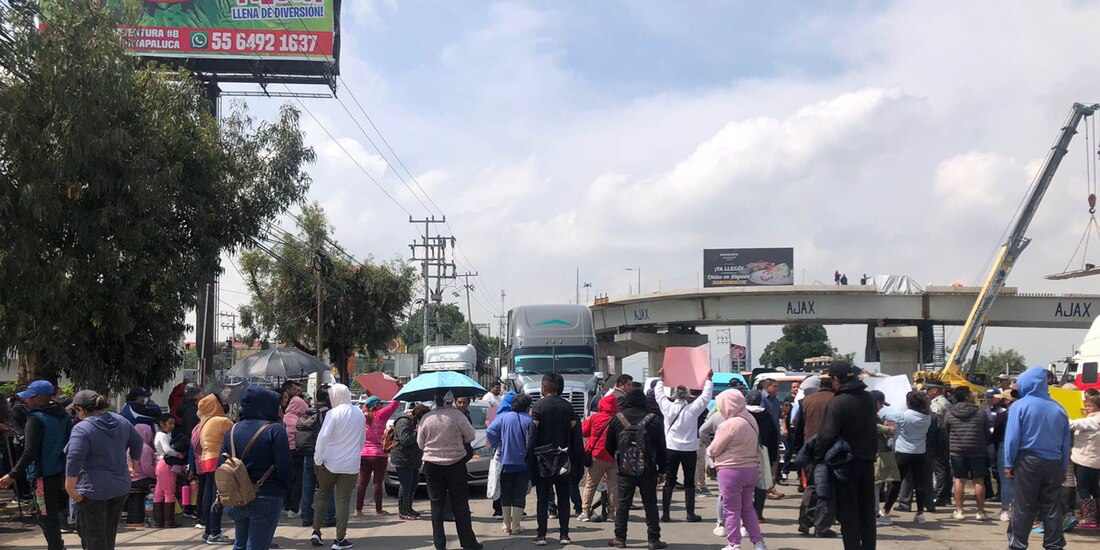 Manifestantes, durante el bloqueo de la México-Cuautla, ayer.