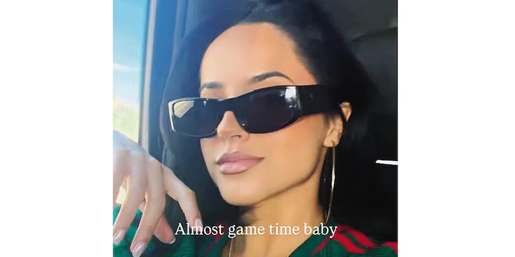 LA CANTANTE Becky G también se puso la playera verde.