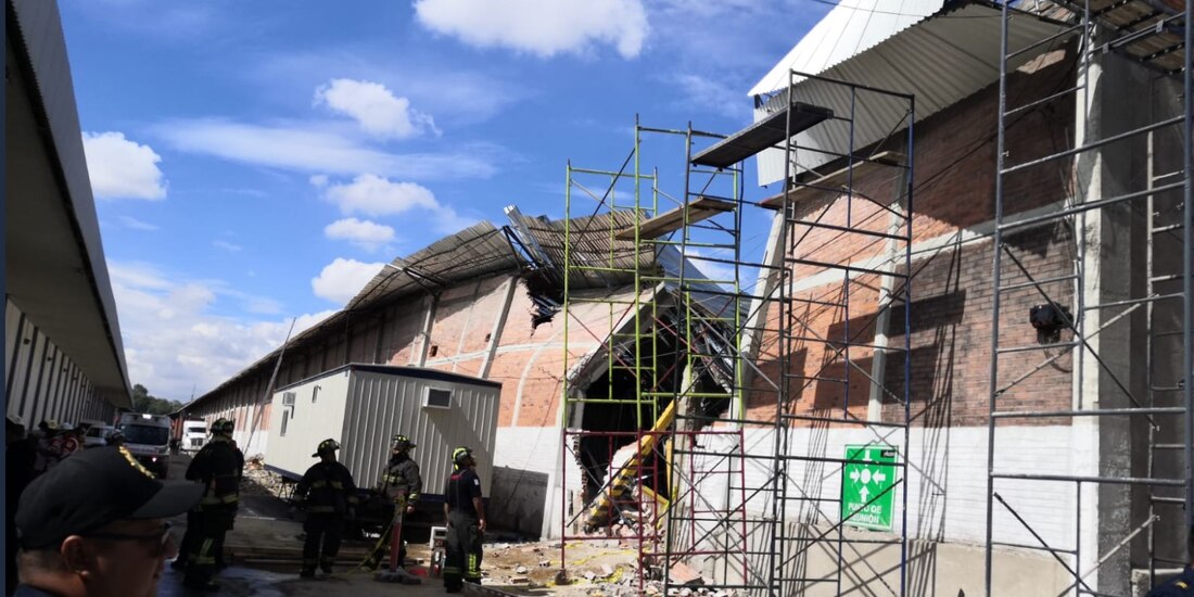 Colapsa techo de bodega en Azcapotzalco; reportan una persona fallecida y al menos 3 lesionadas.