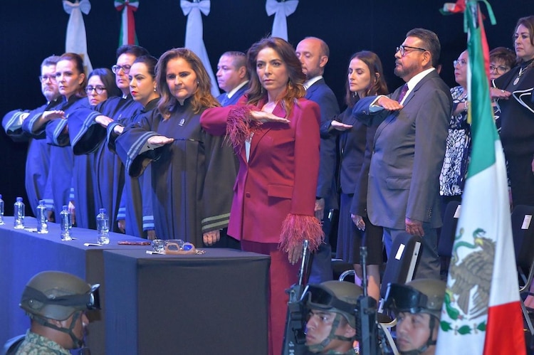 El gobernador Mauricio Kuri y la directora de Lotería Nacional, Olivia Salomón, encabezan la presentación del billete del Sorteo Mayor No. 4015.