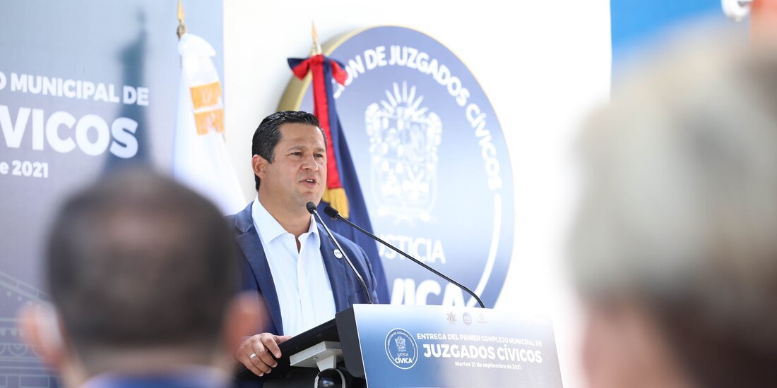 El gobernador, ayer, durante la entrega de un complejo de juzgados de justicia cívica.