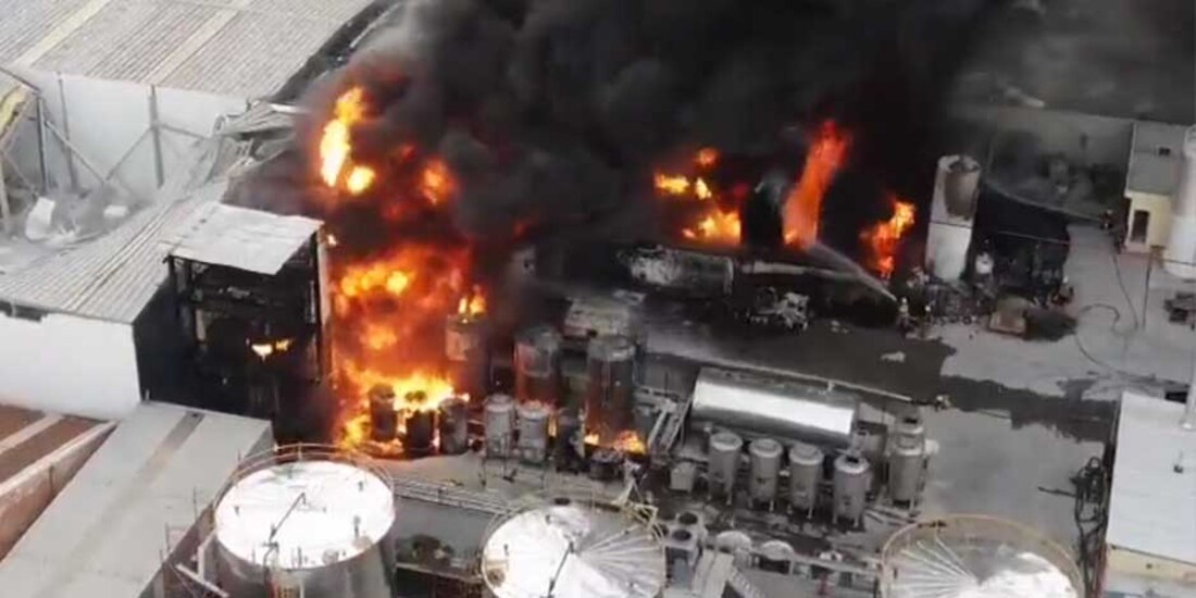 Incendio en parque industrial Mitras levanta columna de humo en García, Nuevo León