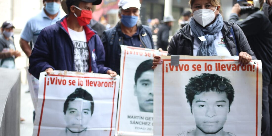 Familiares de los 43 normalistas de Ayotzinapa, el 25 de septiembre de 2020.