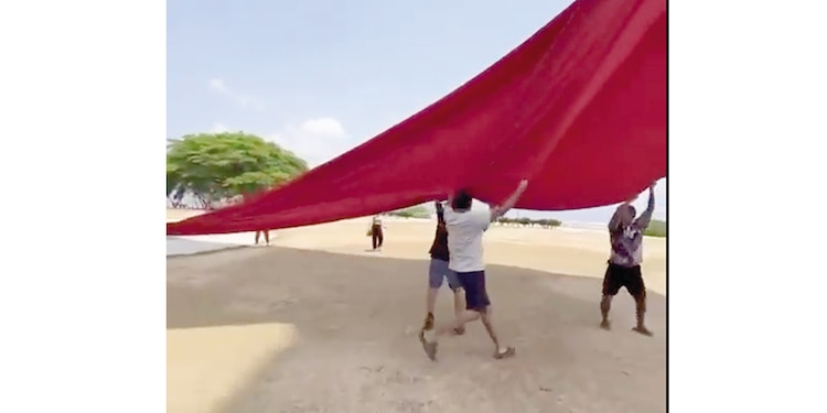 Creadores de contenido que bajaron la bandera en Iguala, Guerrero, ayer.