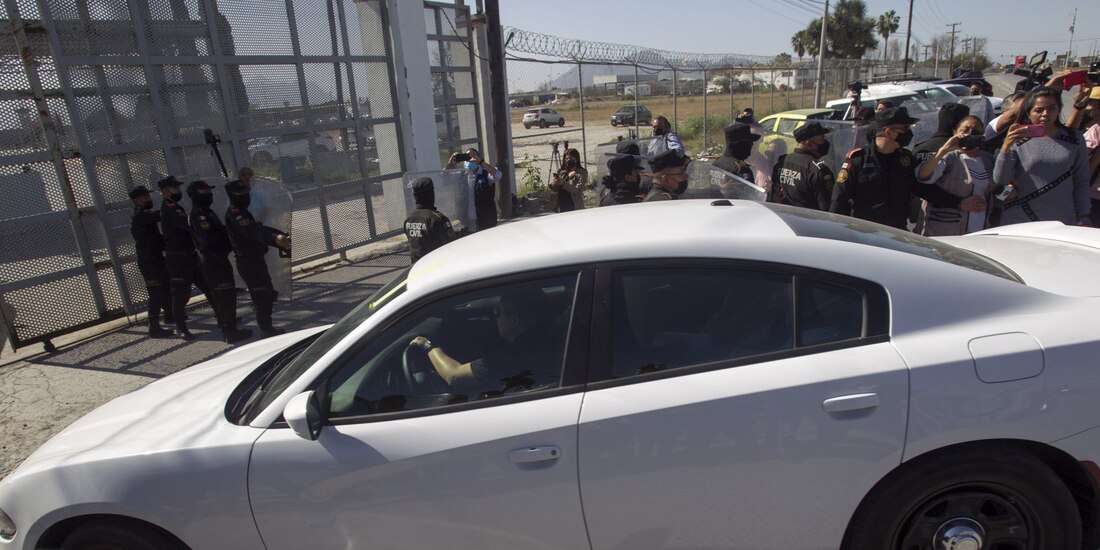 Momento en que el convoy que trasladaba a El Bronco arribó al penal de Apodada.