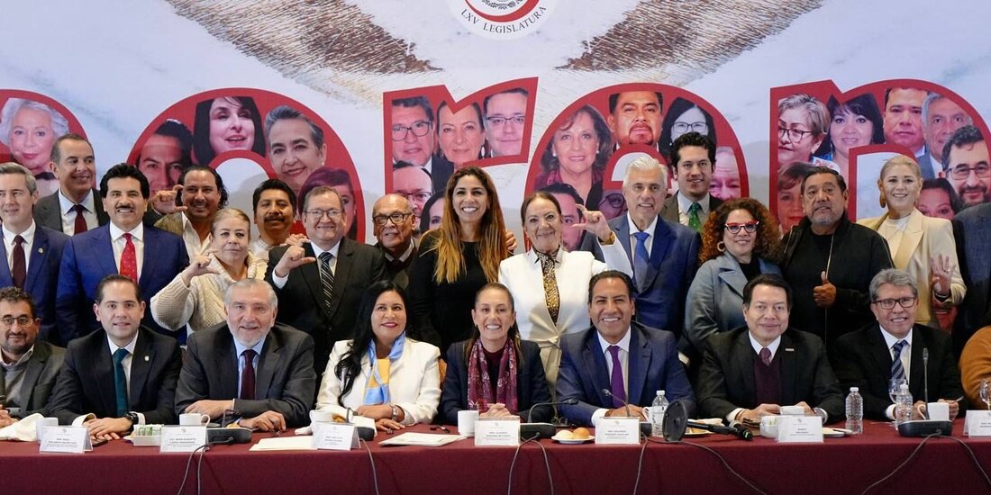 Claudia Sheinbaum con senadores de Morena.