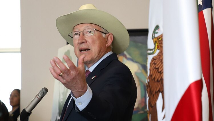 Ken Salazar, en conferencia de prensa este martes 3 de septiembre.