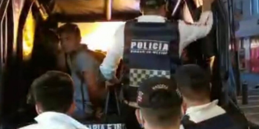 Policías ingresan a los detenidos en una patrulla de la SSC