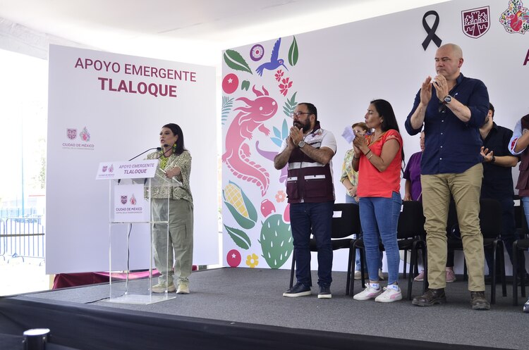 Clara Brugada, durante la entrega de apoyos económicos a familias en Iztapalapa.
