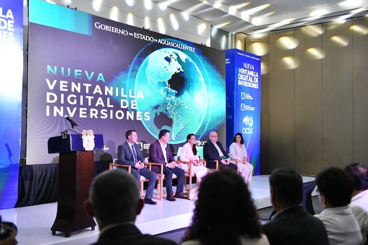 Autoridades estatales y directivos económicos durante la presentación oficial del proyecto realizada en las instalaciones del Ficotrece.