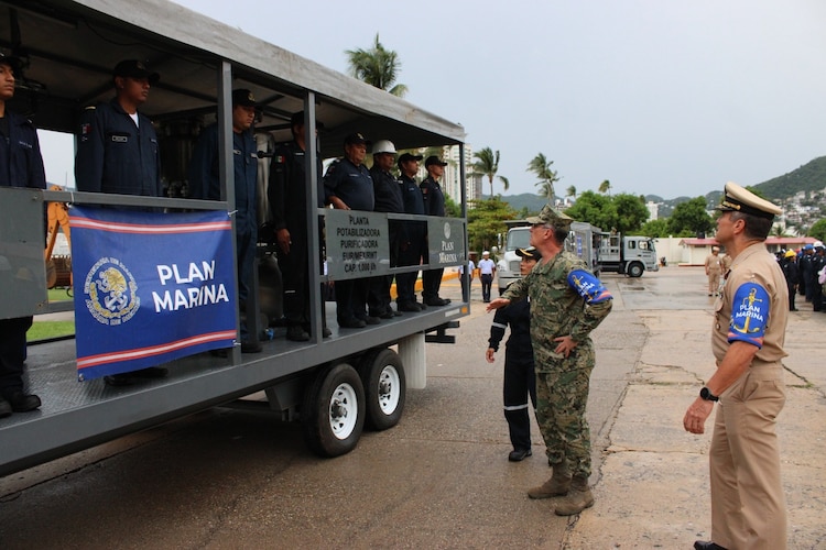 Brigadas navales se mantienen listas para auxiliar a la población de Guerrero y Michoacán.