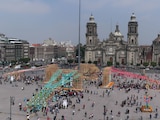 La Mega Ofrenda de Día de Muertos del Zócalo ya se comienza a instalar.