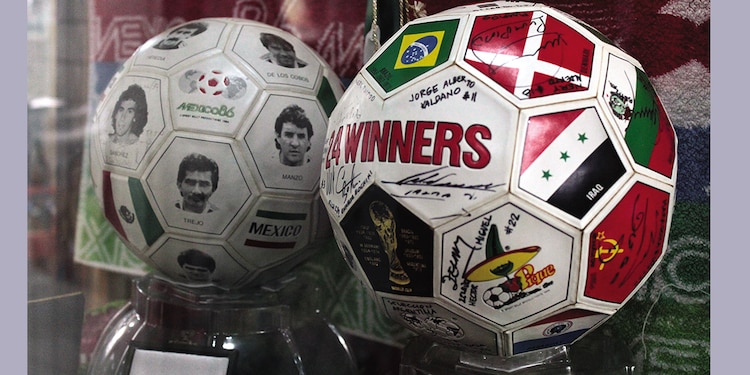 BALONES con las firmas de Hugo Sánchez (izq.) y por la Argentina de 1986, incluido Maradona