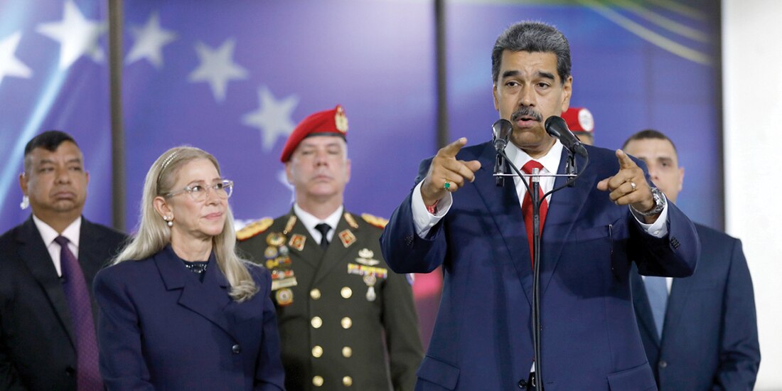 Nicolás Maduro habla con la prensa, ayer.