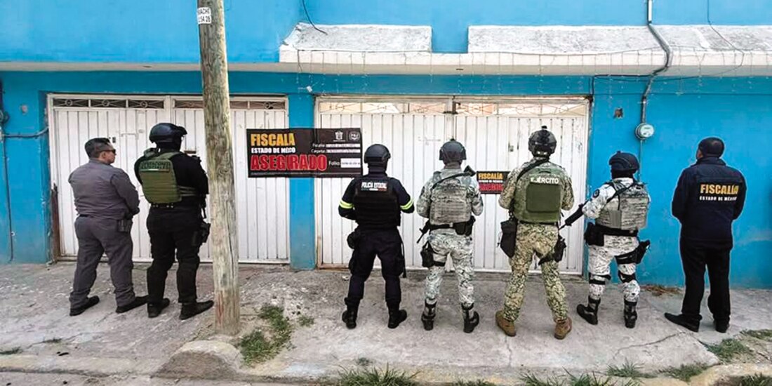 Autoridades federales y locales, ayer, al asegurar un inmueble.