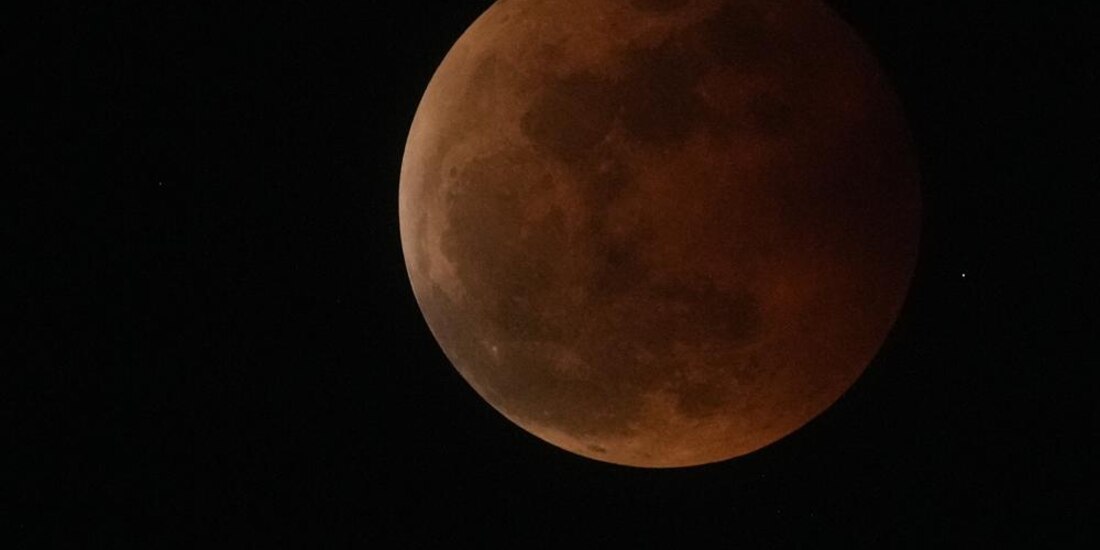 El eclipse lunar visto desde Manila, Filipinas.