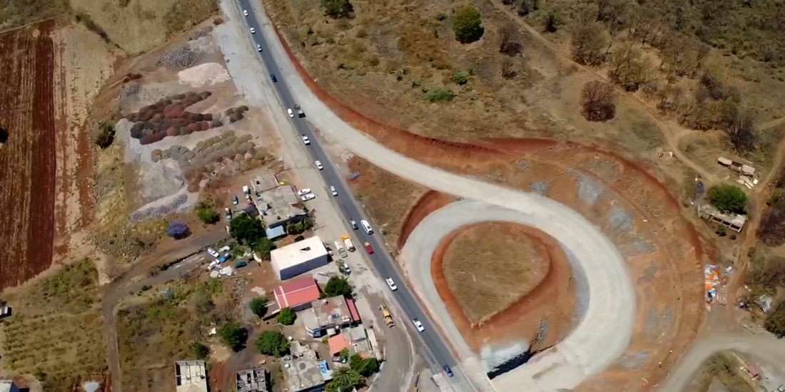 Impulsa infraestructura carretera, educativa y deportiva para generar desarrollo y bienestar en la entidad.