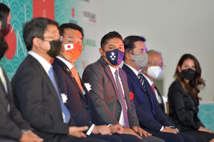 Visitantes japoneses con el el gobernador Gallardo Cardona.