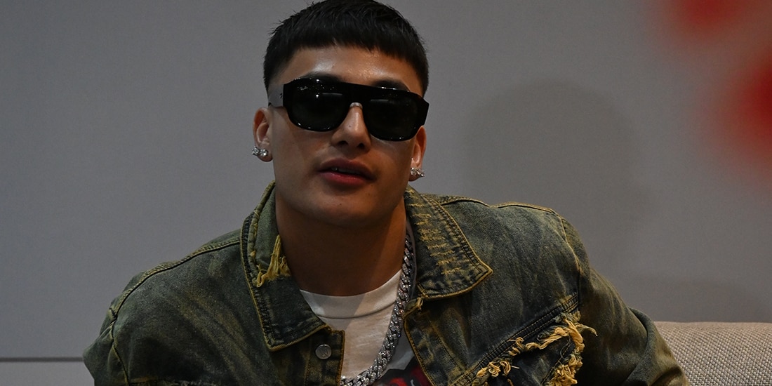 EL INTÉRPRETE de “Rodillas”, en la conferencia de prensa, ayer.