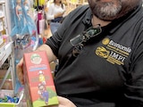 FUNCIONARIO SUJETA juguete apócrifo, en imagen de archivo.