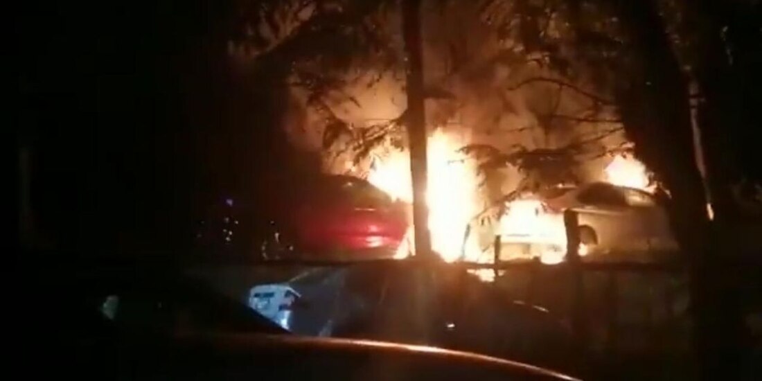 En redes sociales trascendió un video en donde se observa el momento en el que se incendian ambos vehículos.
