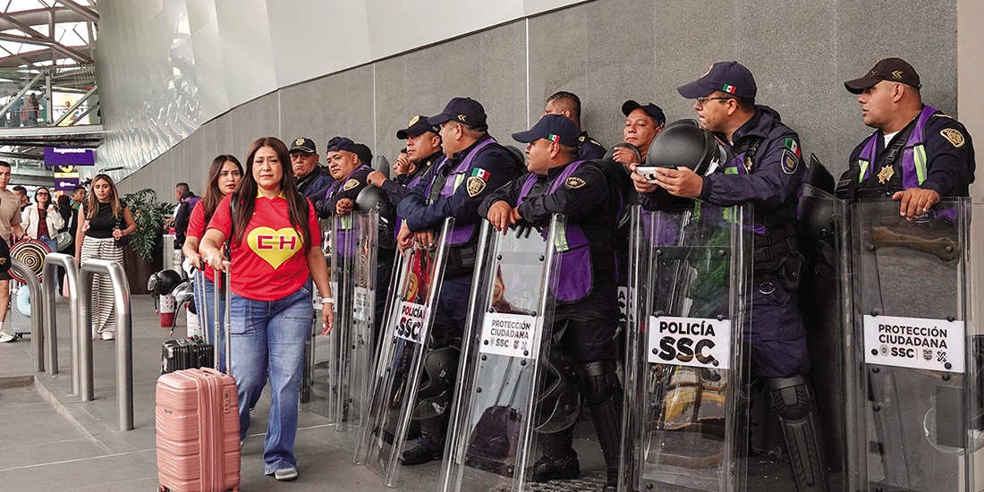 Policías de la SSC resguardaron ayer el Aeropuerto Benito Juárez, ante los amagos de protestas de la CNTE.