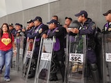 Policías de la SSC resguardaron ayer el Aeropuerto Benito Juárez, ante los amagos de protestas de la CNTE.