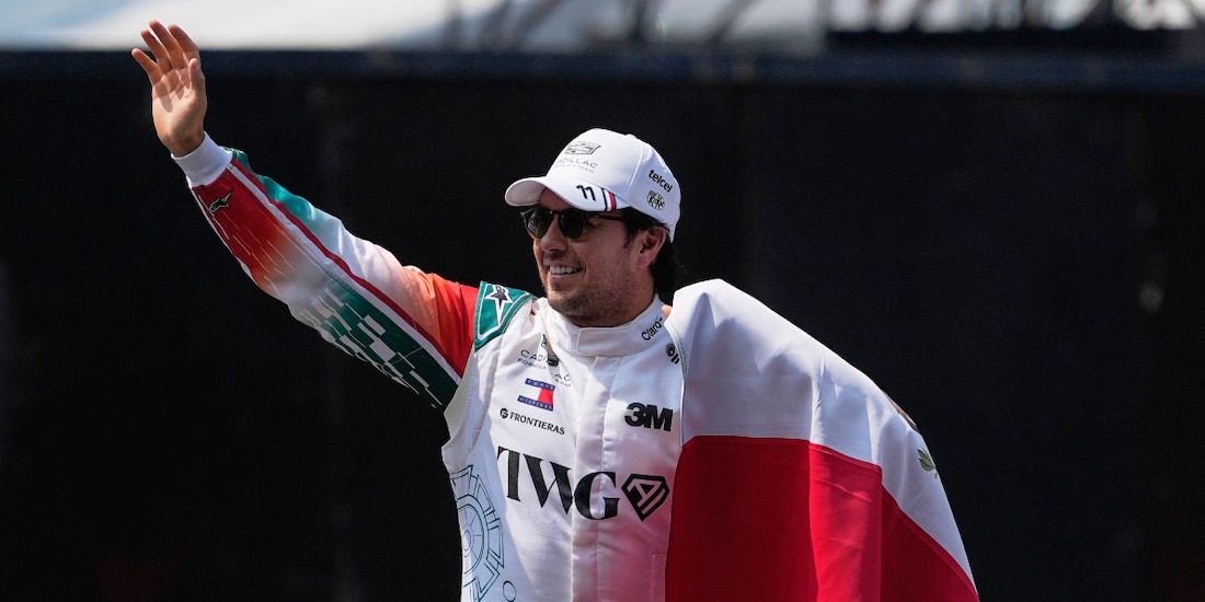 Checo Pérez saluda a la afición durante el Show Run de Cadillac en Reforma, el 28 de octubre.