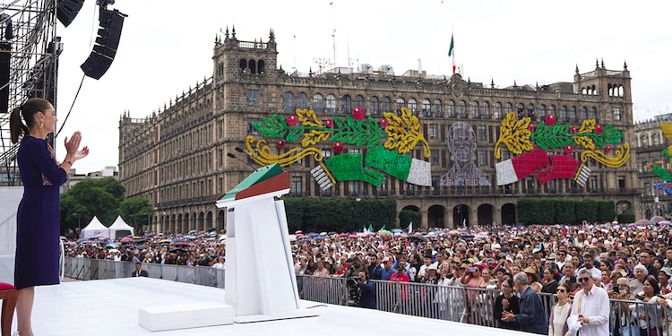 La Presidenta Claudia Sheinbaum, ayer, en la explanada principal del Zócalo de la CDMX.