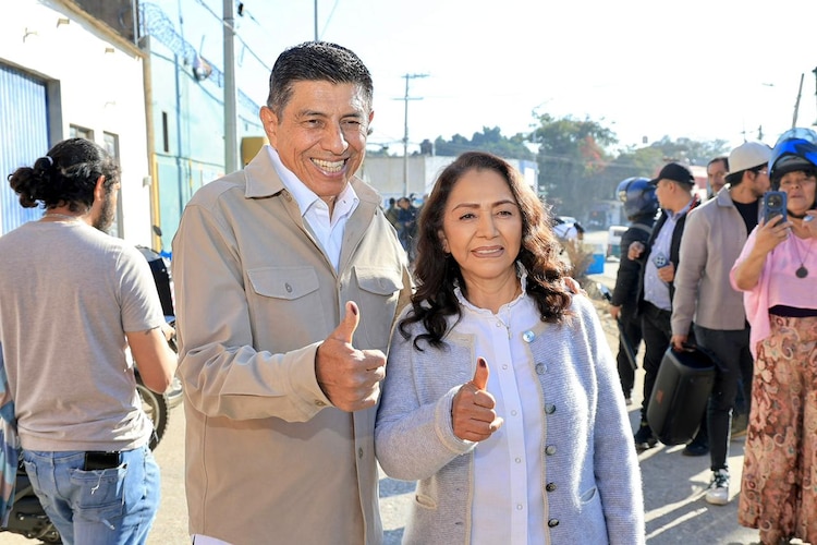 Irma Bolaños Quijano y Salomón Jara participan en el ejercicio de democracia directa en Oaxaca.