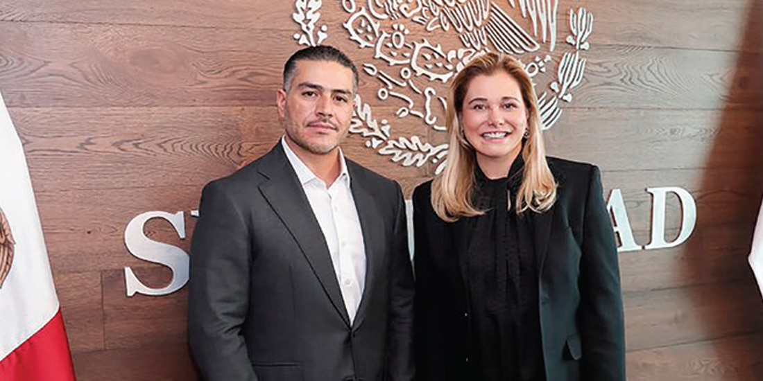 OMAR GARCÍA con Maru Campos, en reunión el pasado 24 de abril.