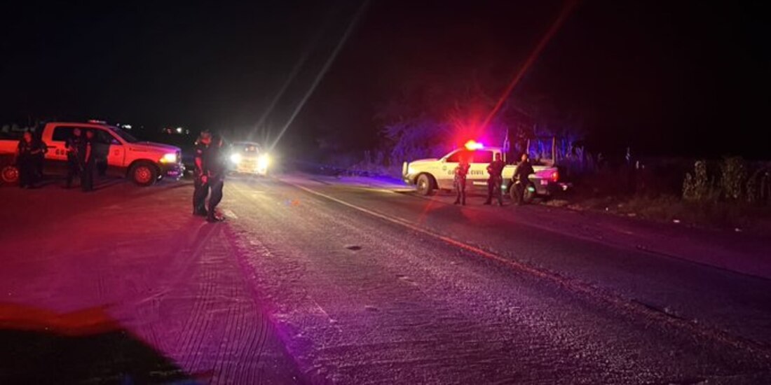 Secretaría de Seguridad Pública de Michoacán libera carreteras que fueron bloqueadas con vehículos incendiados en 3 municipios.