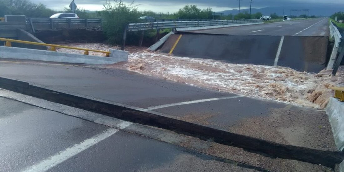 Reportan cierre de carreteras por inundaciones en Sonora.