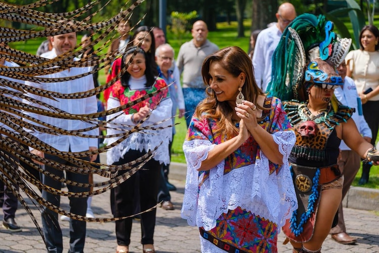 Representantes de las comunidades originarias realizan la ceremonia maya del Juts’ Lu’um durante la apertura del evento.
