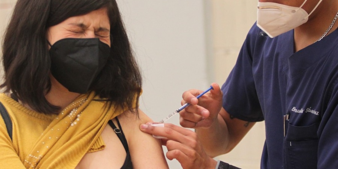 Una joven recibe la vacuna contra COVID-19.