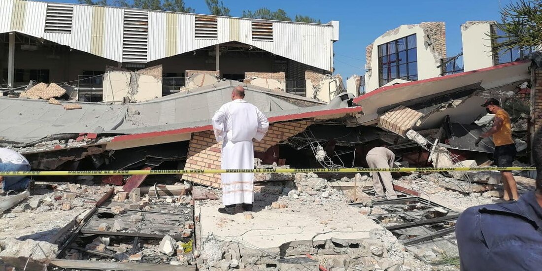 El párroco frente a los escombros de la iglesia que colapsó este domingo