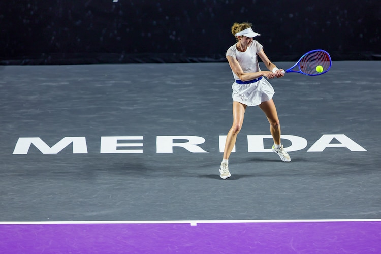 Cristina Bucsa consigue su pase a la siguiente ronda tras vencer a Zeynep Sonmez.