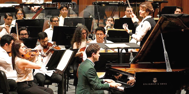 Thomas Enhco en el piano, junto
a la batuta mexicana.