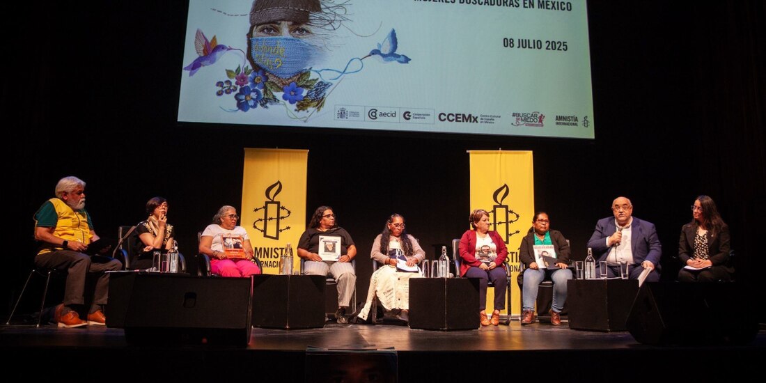 Madres buscadoras, ayer, en presentación del informe de AI.