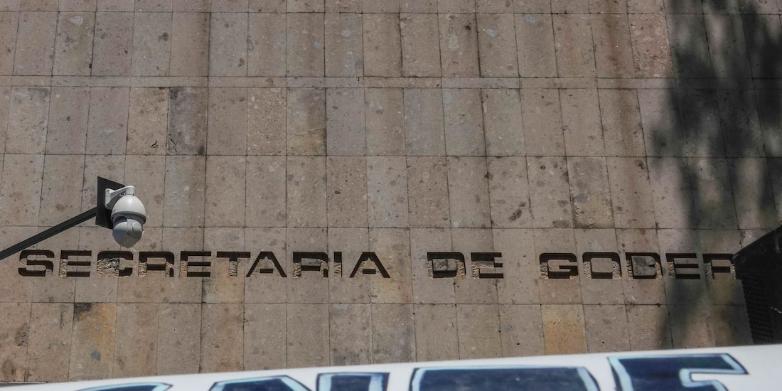 Integrantes de la Coordinadora Nacional de Trabajadores de la Educación (CNTE), mantienen un plantón a las afueras de la Secretaria de e Gobernación