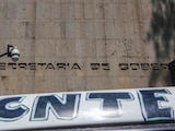 Integrantes de la Coordinadora Nacional de Trabajadores de la Educación (CNTE), mantienen un plantón a las afueras de la Secretaria de e Gobernación