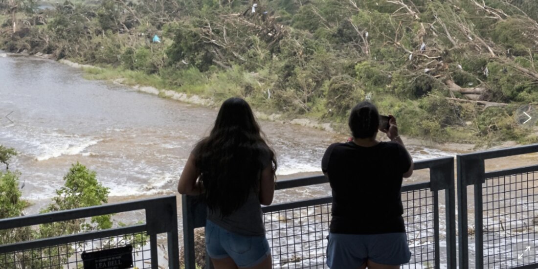 Gente mira los daños de una inundación reciente a lo largo del río Guadalupe, el domingo 6 de julio de 2025 en Kerrville, Texas