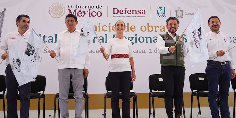 La JEFA del Ejecutivo, ayer, durante el inicio de la construcción del centro regional.