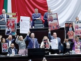 Diputados del PAN protestan desde la tribuna, ayer, en San Lázaro.