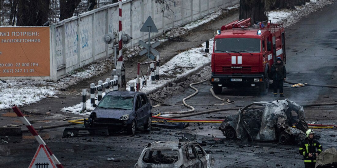 Personal de emergencias atiende el reporte de un ataque, que calcinó varios autos.