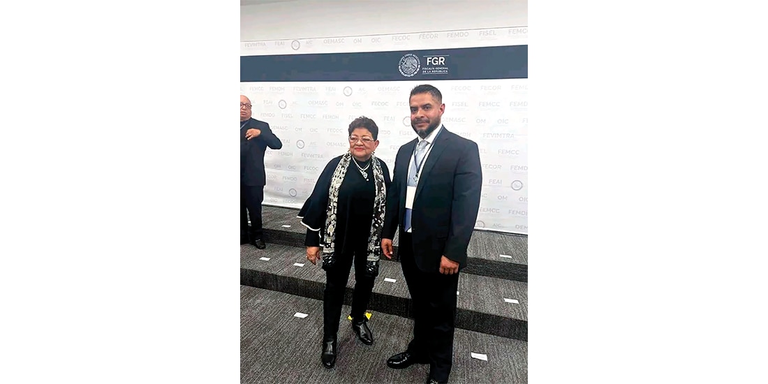 EL EXFISCAL de Operaciones de la FGE,
con Ernestina Godoy, en febrero.