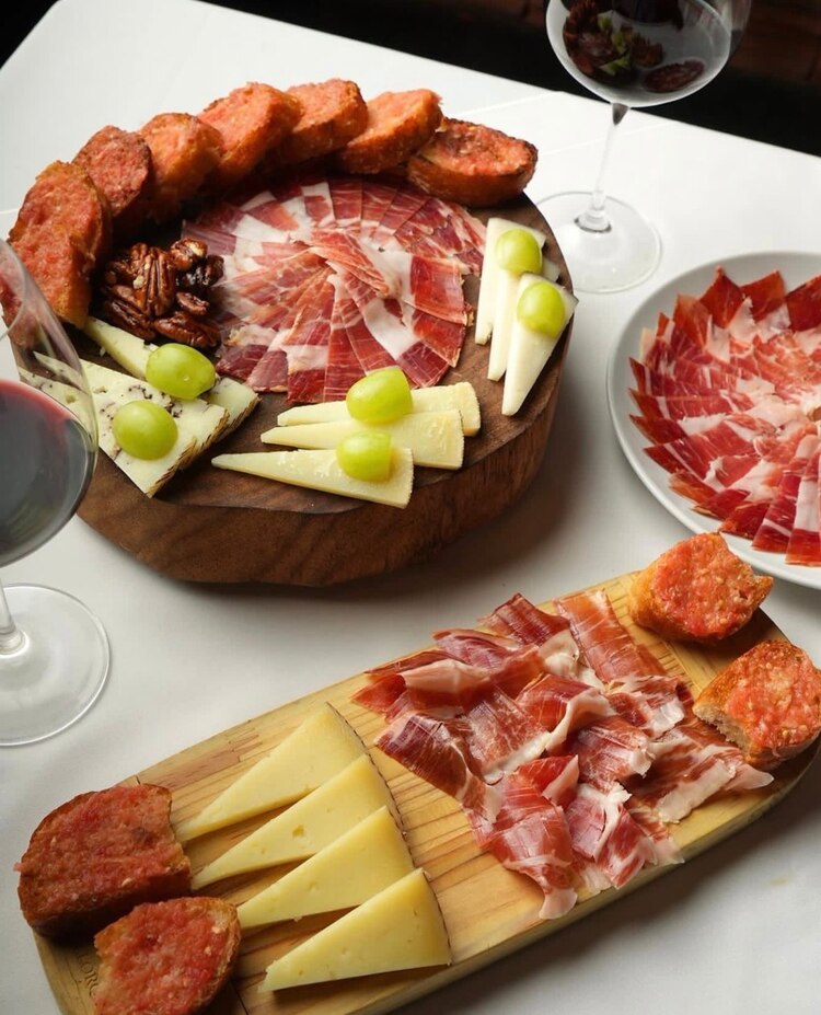 Se ofrece una amplia variedad de jamones ibéricos.